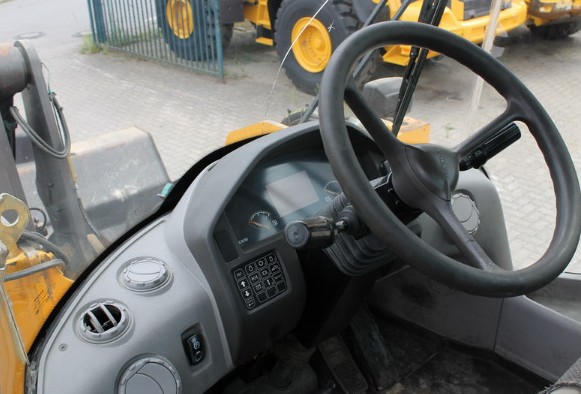 Фронтальный погрузчик Volvo L 90 F купить в компании Рабочие Машины