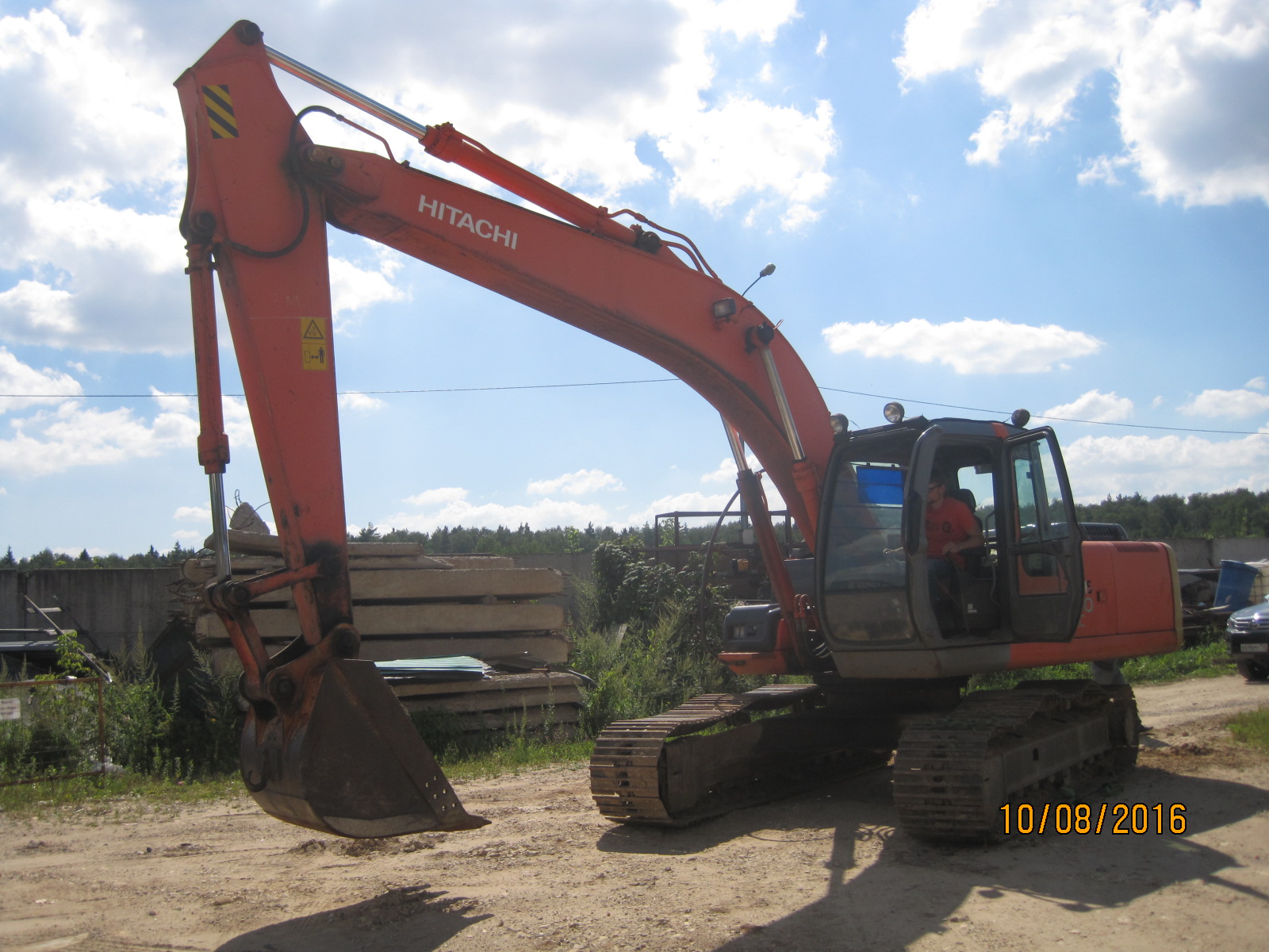 Гусеничный экскаватор HITACHI ZX 200 купить в компании Рабочие Машины