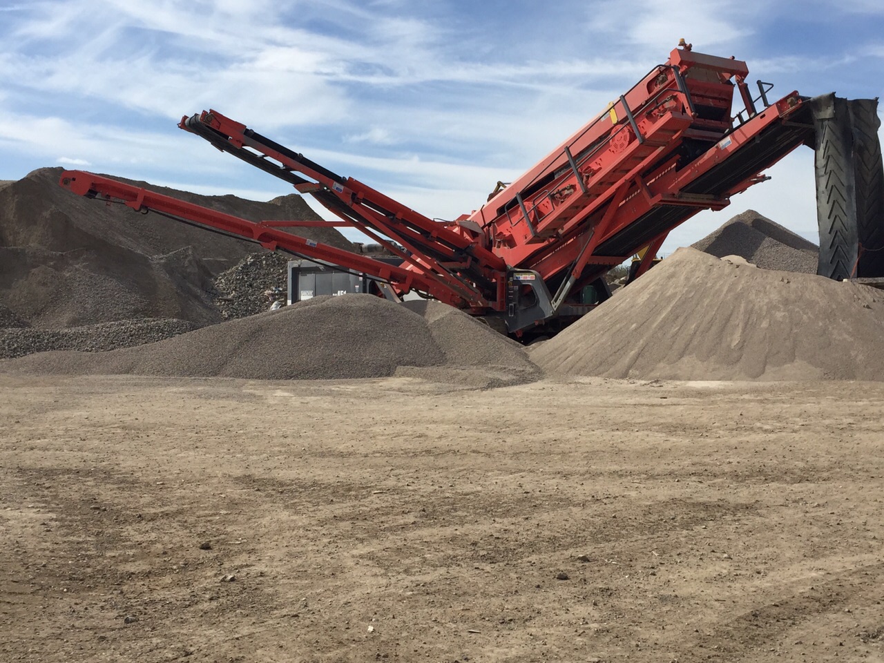 грохот мобильный SANDVIK QA451 купить в компании Рабочие Машины