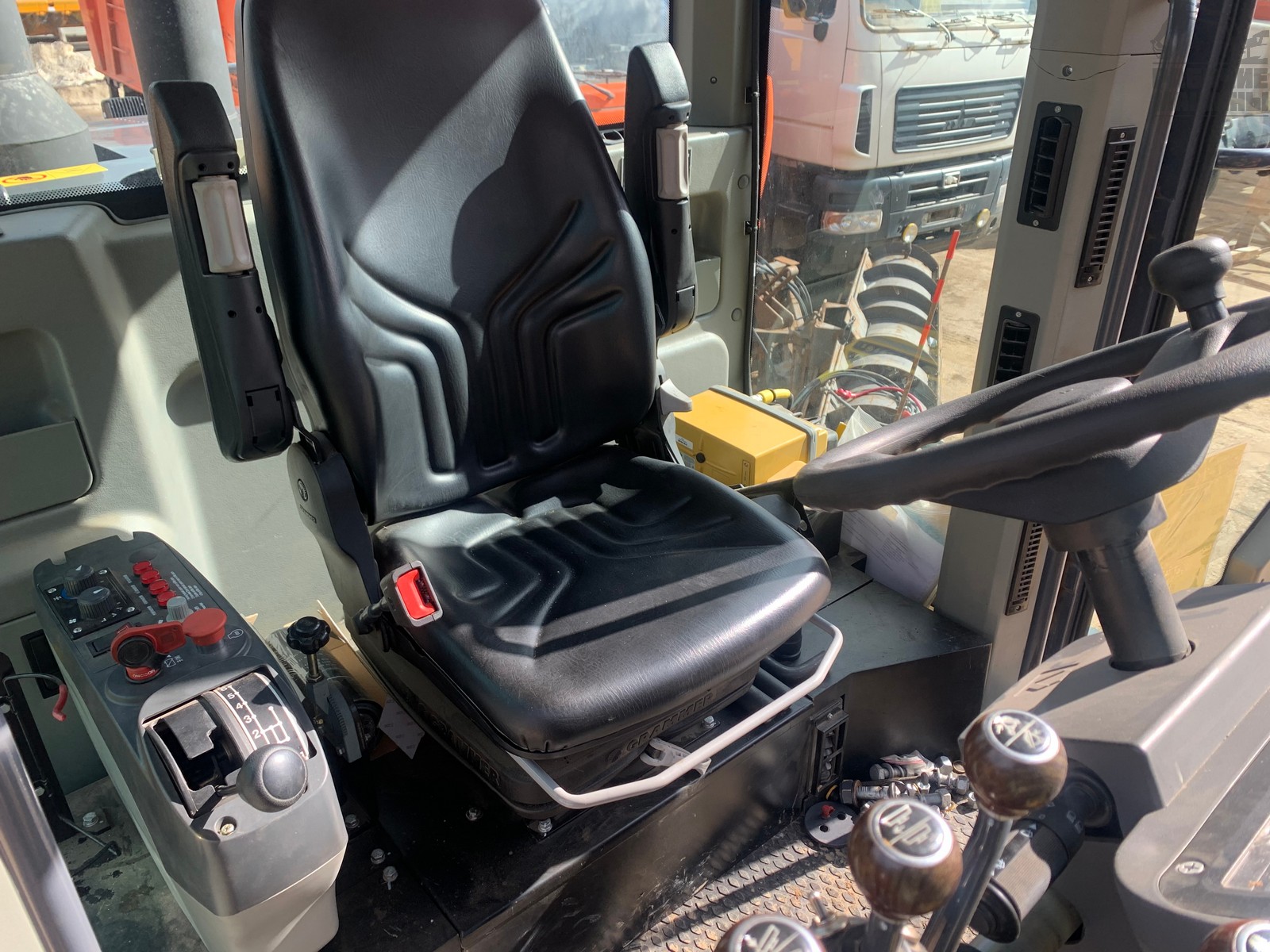 Автогрейдер XCMG GR215A купить в компании Рабочие Машины