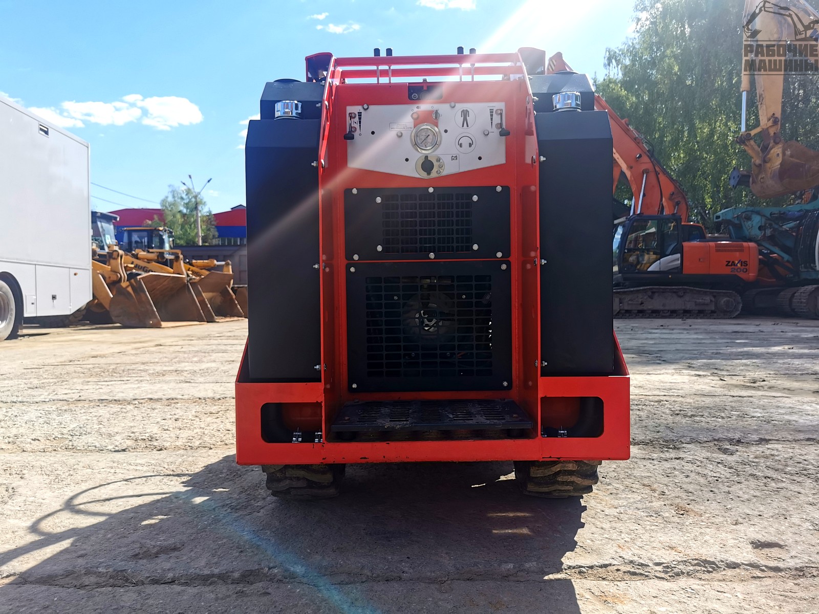 Мини - погрузчик с бортовым поворотом RED BUG TL300 купить в компании Рабочие Машины