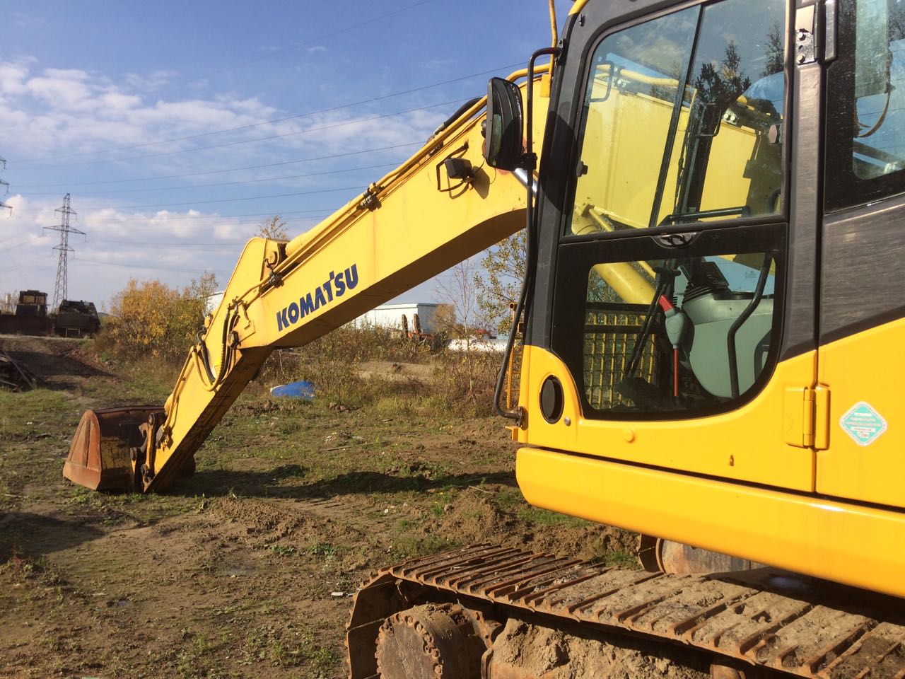 Гусеничный экскаватор KOMATSU PC220 купить в компании Рабочие Машины