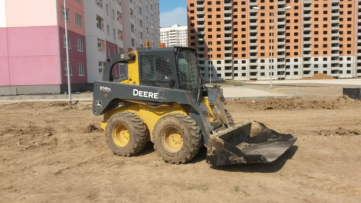 Мини-погрузчик John Deere 328 купить в компании Рабочие Машины