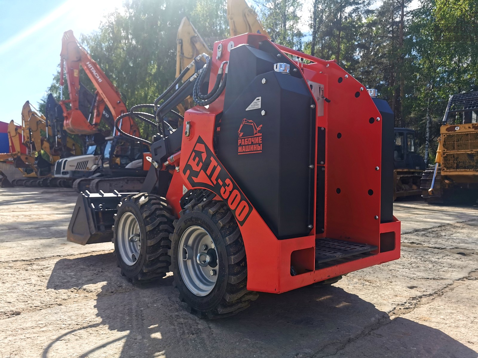 Мини - погрузчик с бортовым поворотом RED BUG TL300 купить в компании Рабочие Машины