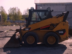 Мини - погрузчик с бортовым поворотом CATERPILLAR 242В купить в компании Рабочие Машины