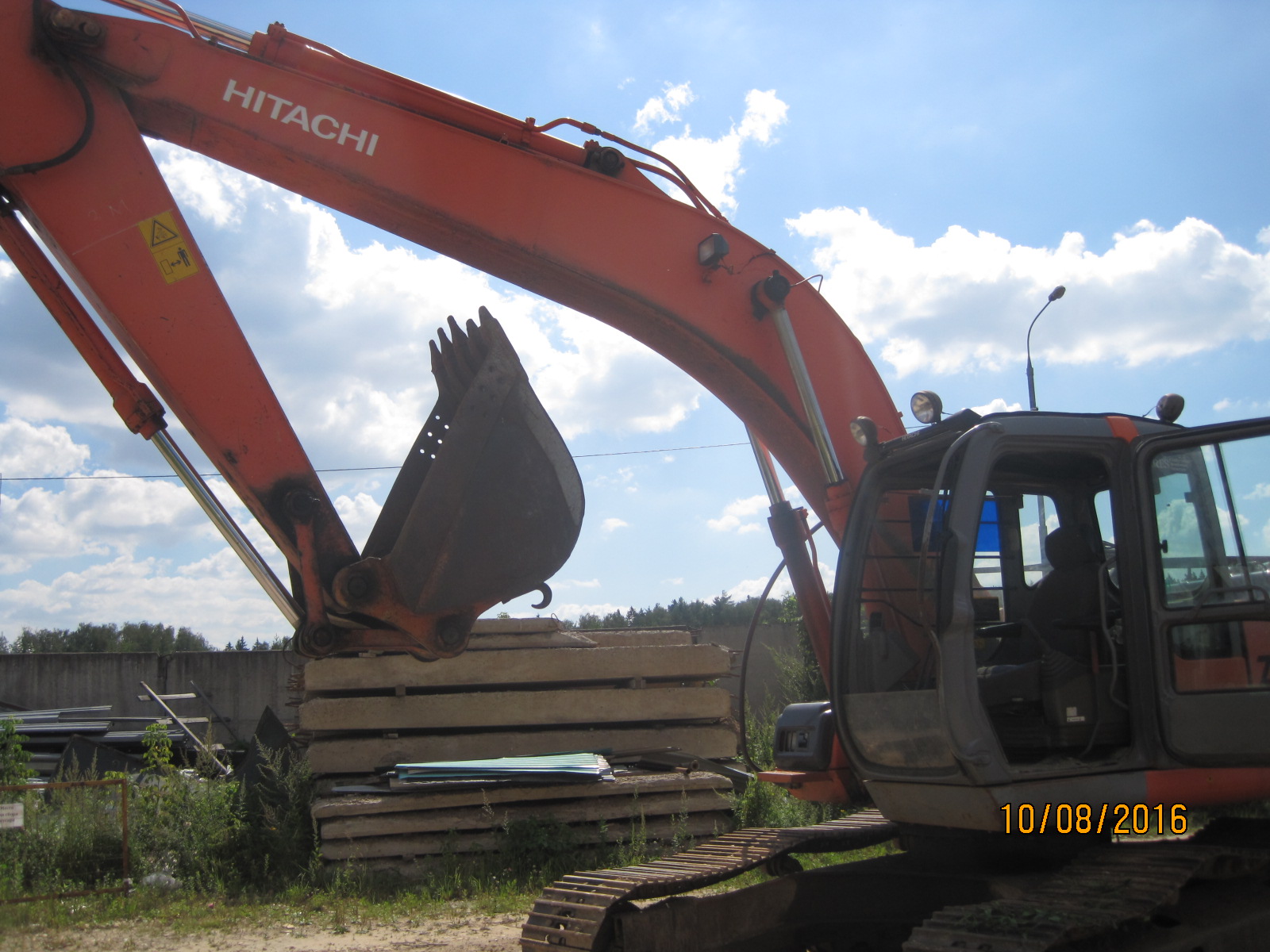 Гусеничный экскаватор HITACHI ZX 200 купить в компании Рабочие Машины