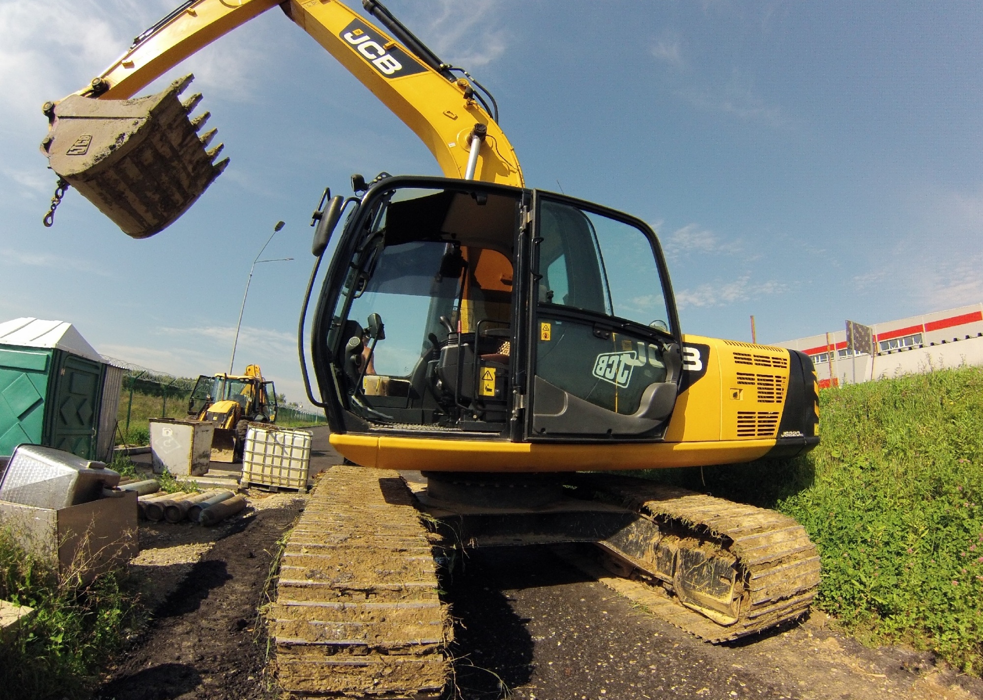Гусеничный экскаватор JCB JS 220S купить в компании Рабочие Машины