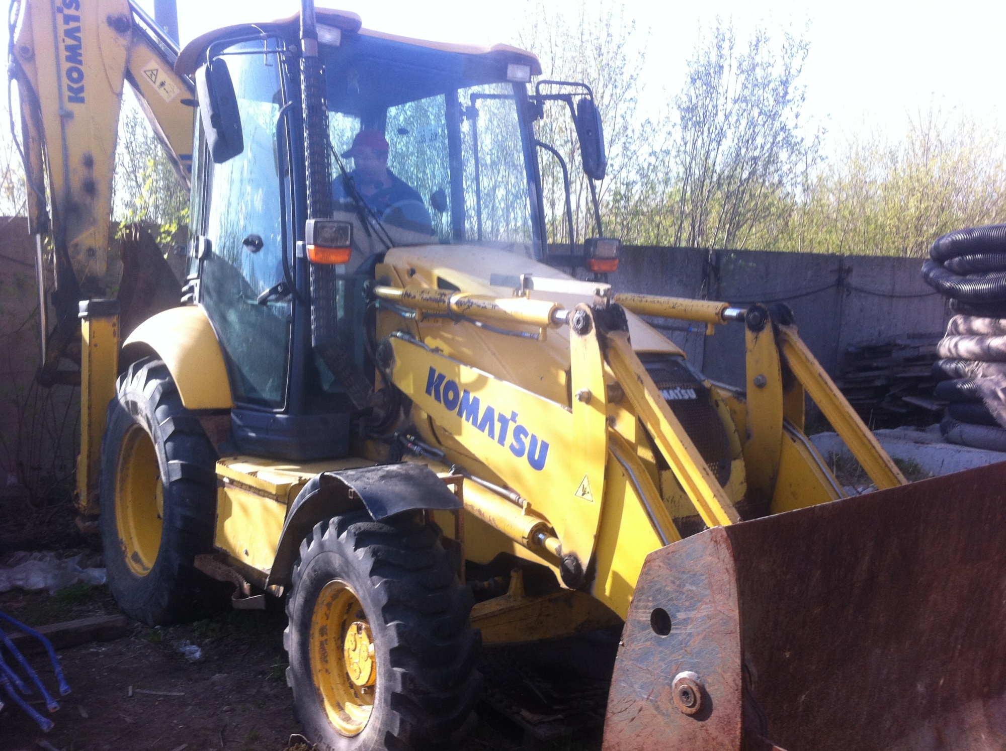 Экскаватор-погрузчик Komatsu WB93R купить в компании Рабочие Машины