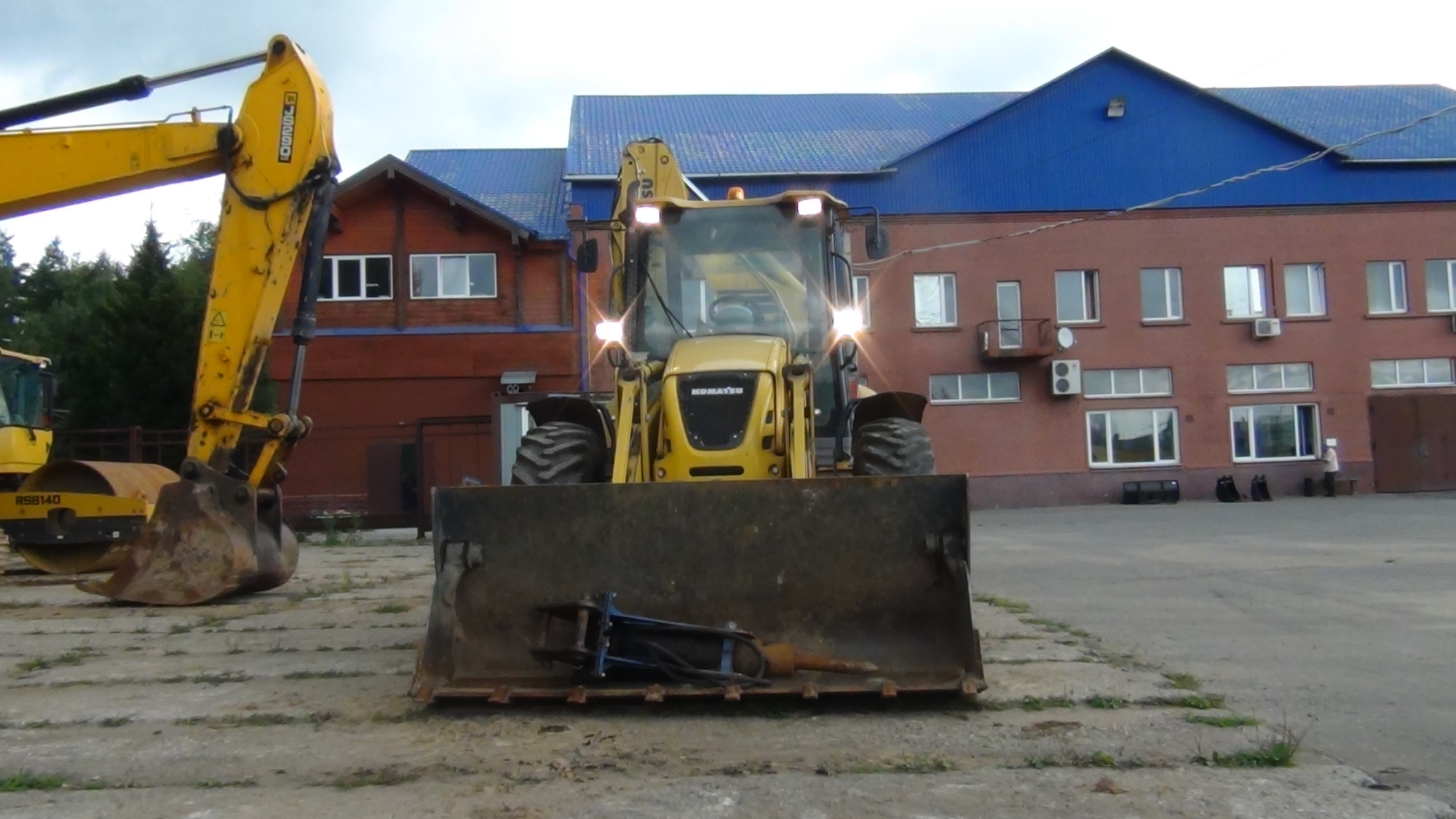 Экскаватор - погрузчик KOMATSU WB93S-5 купить в компании Рабочие Машины