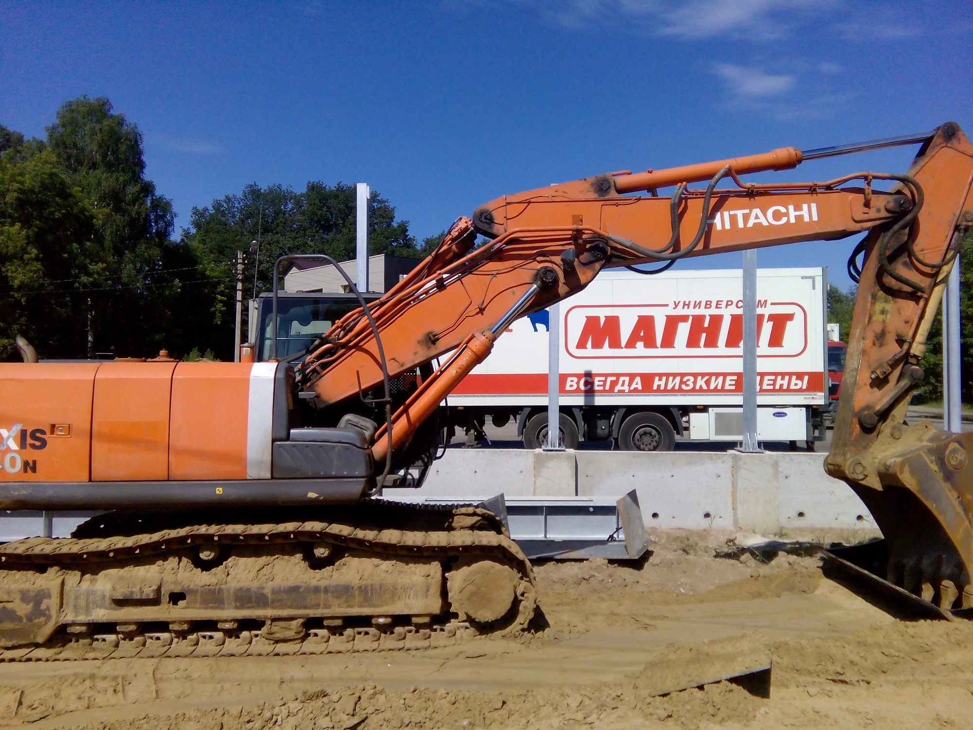 Гусеничный экскаватор HITACHI ZAXIS 240-3 купить в компании Рабочие Машины
