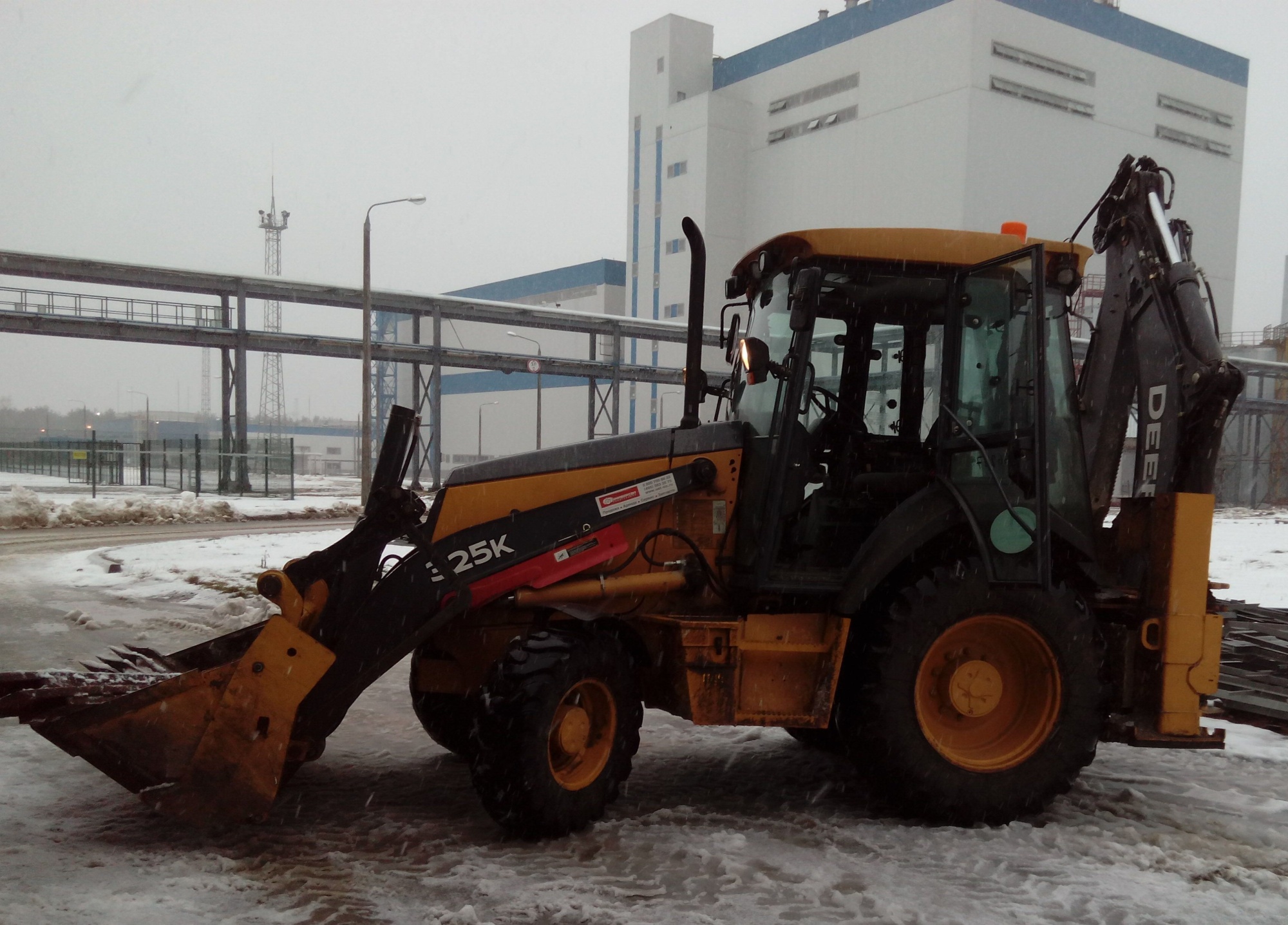 экскаватор-погрузчик John Deere 325К купить в компании Рабочие Машины