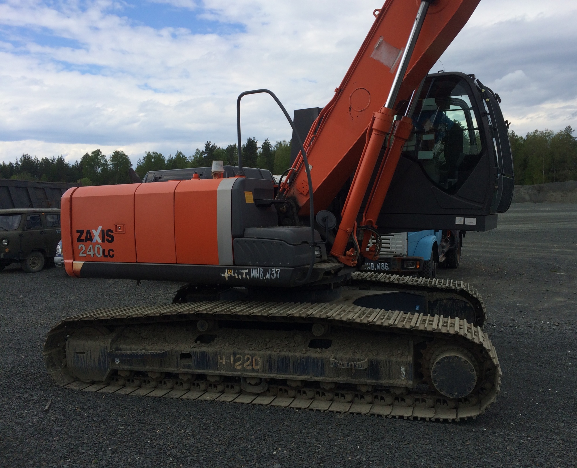 Перегружатель HITACHI ZX240LC купить в компании Рабочие Машины