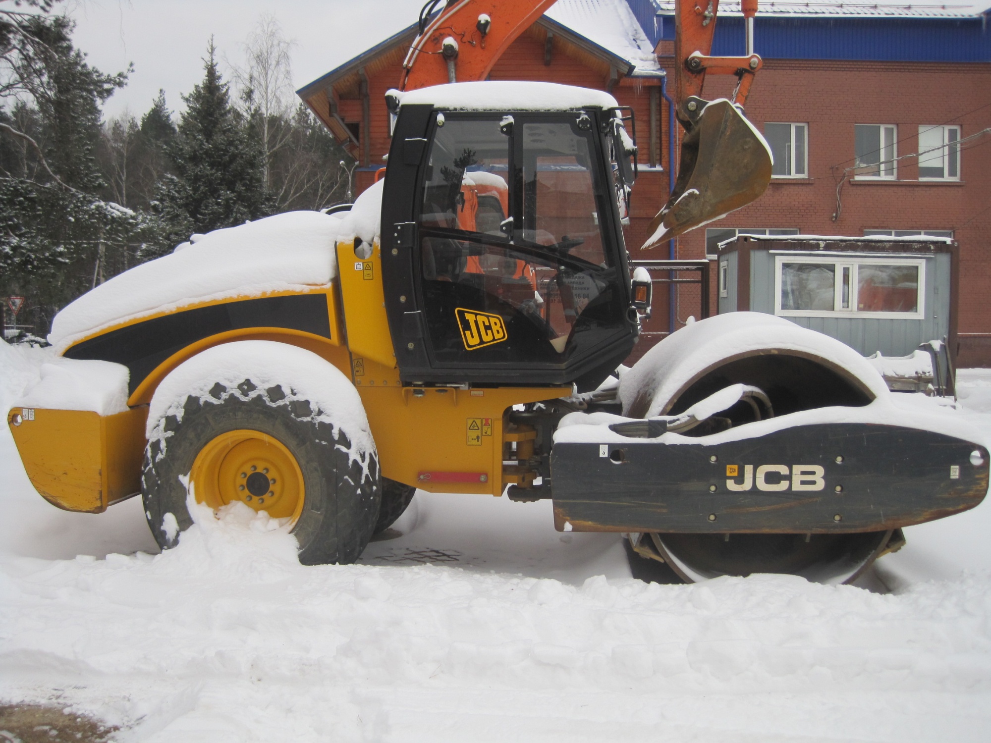 Каток дорожный JCB VIBROMAX VM 166D купить в компании Рабочие Машины