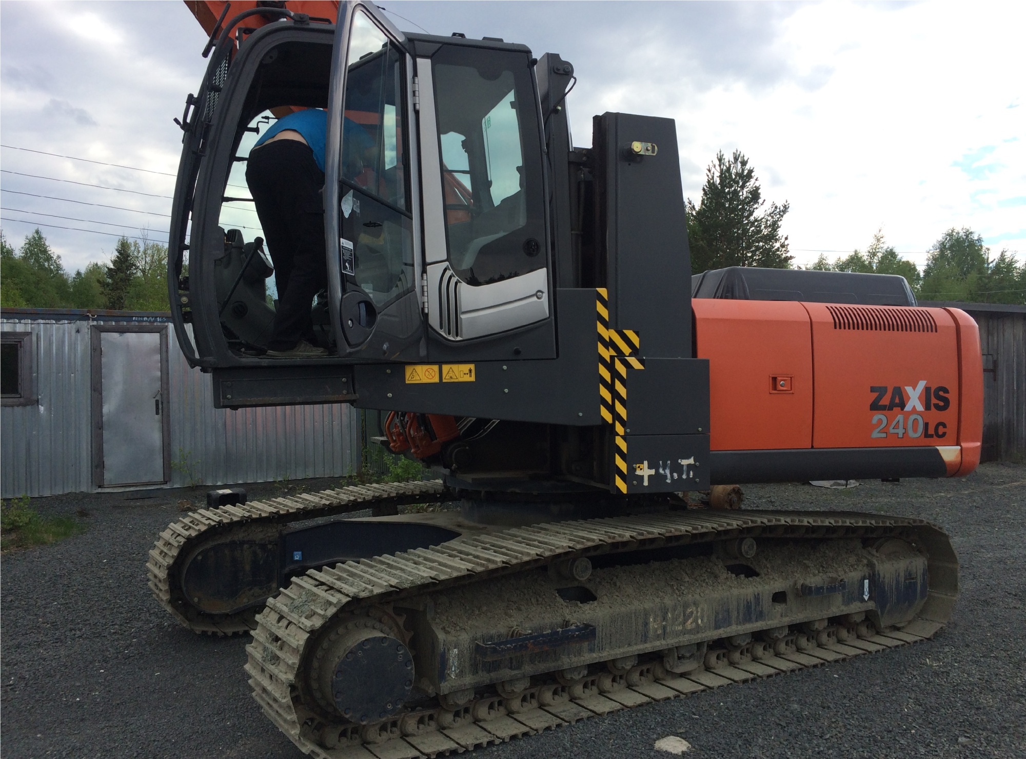 Перегружатель HITACHI ZX240LC купить в компании Рабочие Машины
