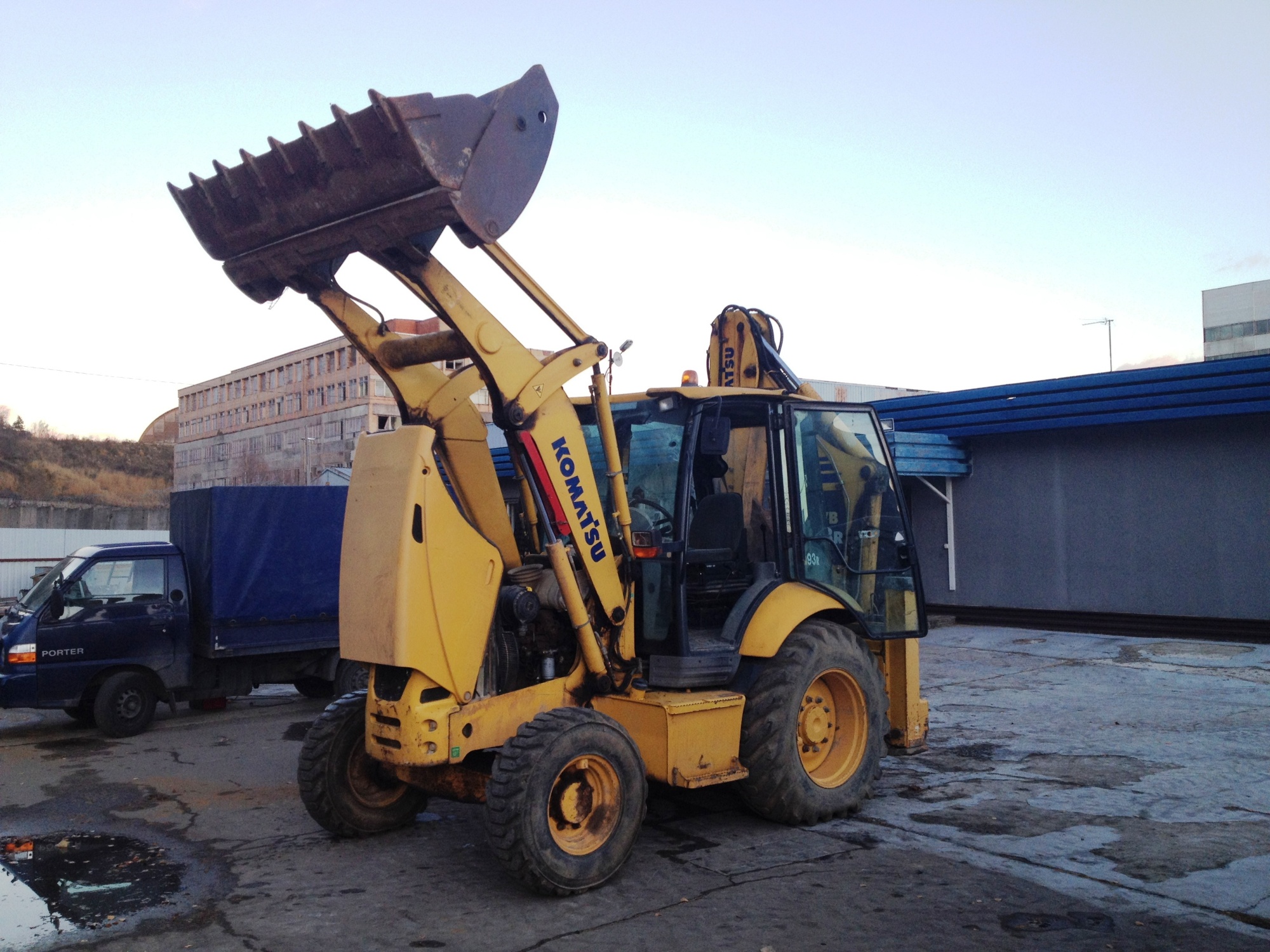 Экскаватор погрузчик Komatsu WB93R-5 купить в компании Рабочие Машины