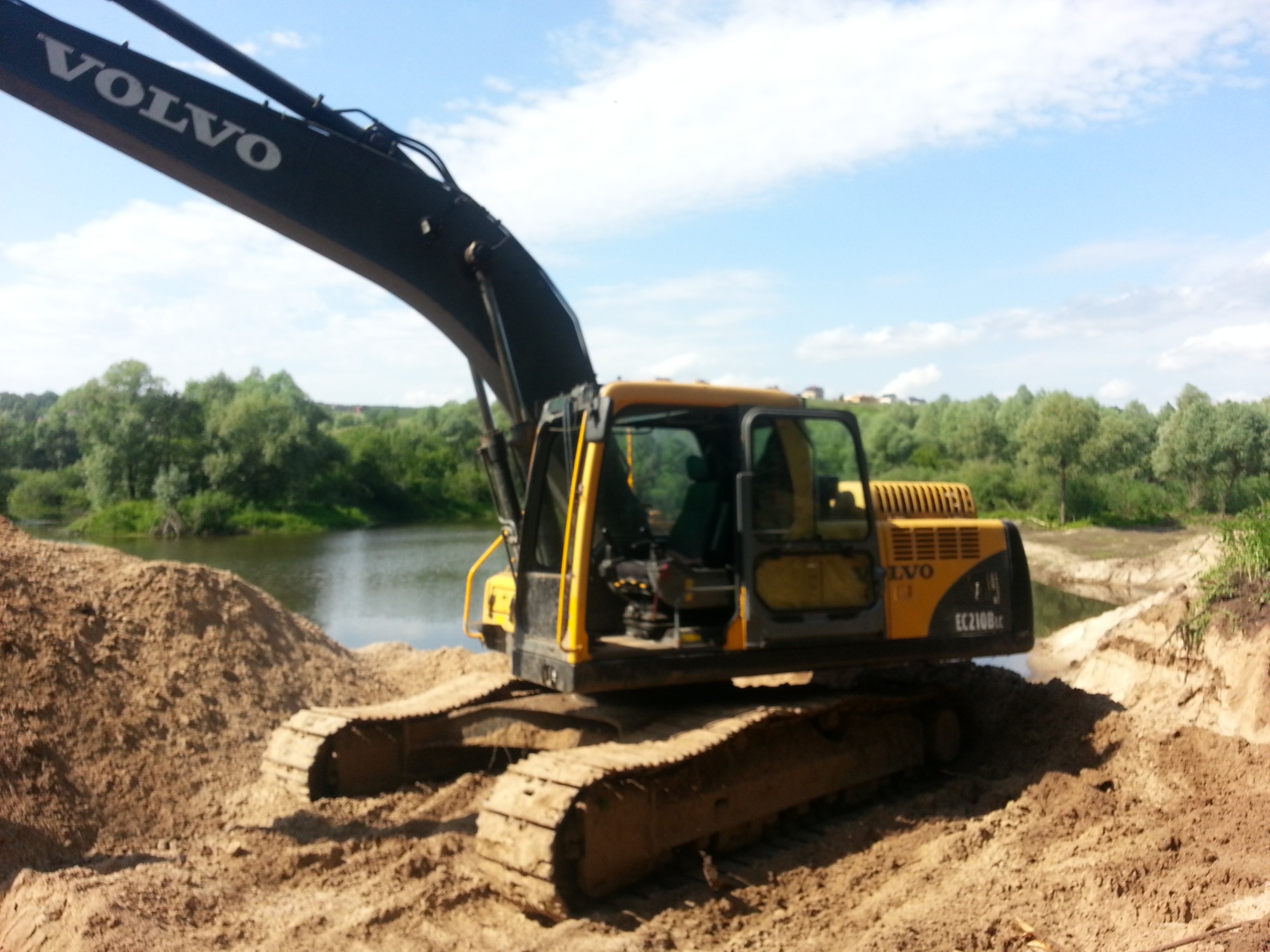 Гусеничный экскаватор VOLVO EC210B купить в компании Рабочие Машины