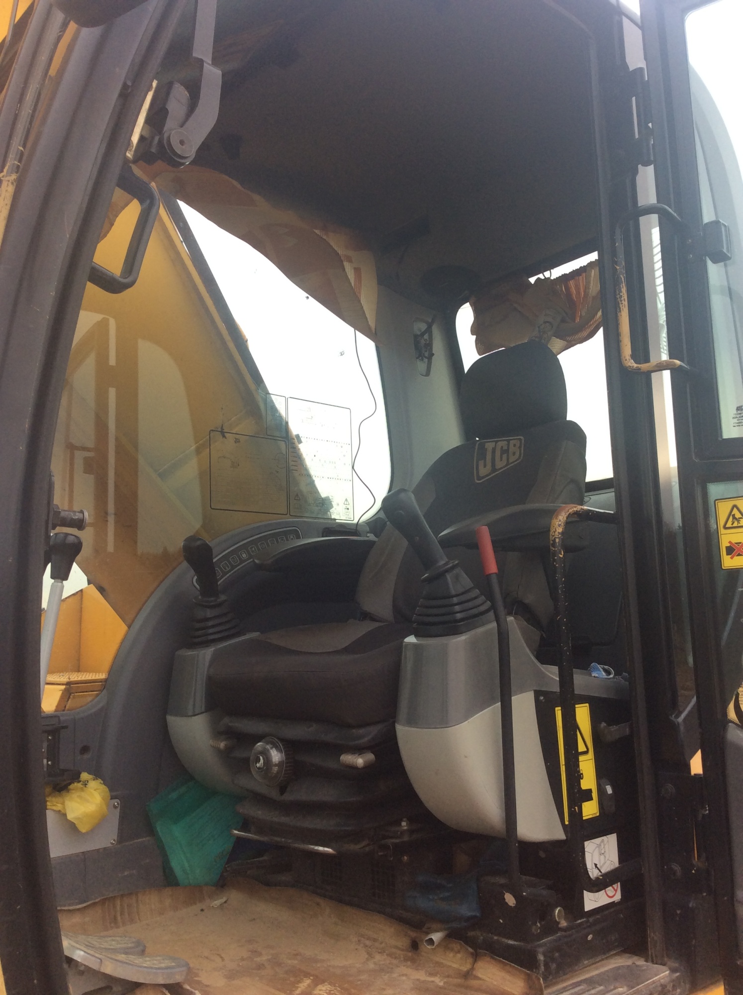 Гусеничный экскаватор JCB JS 330LC купить в компании Рабочие Машины