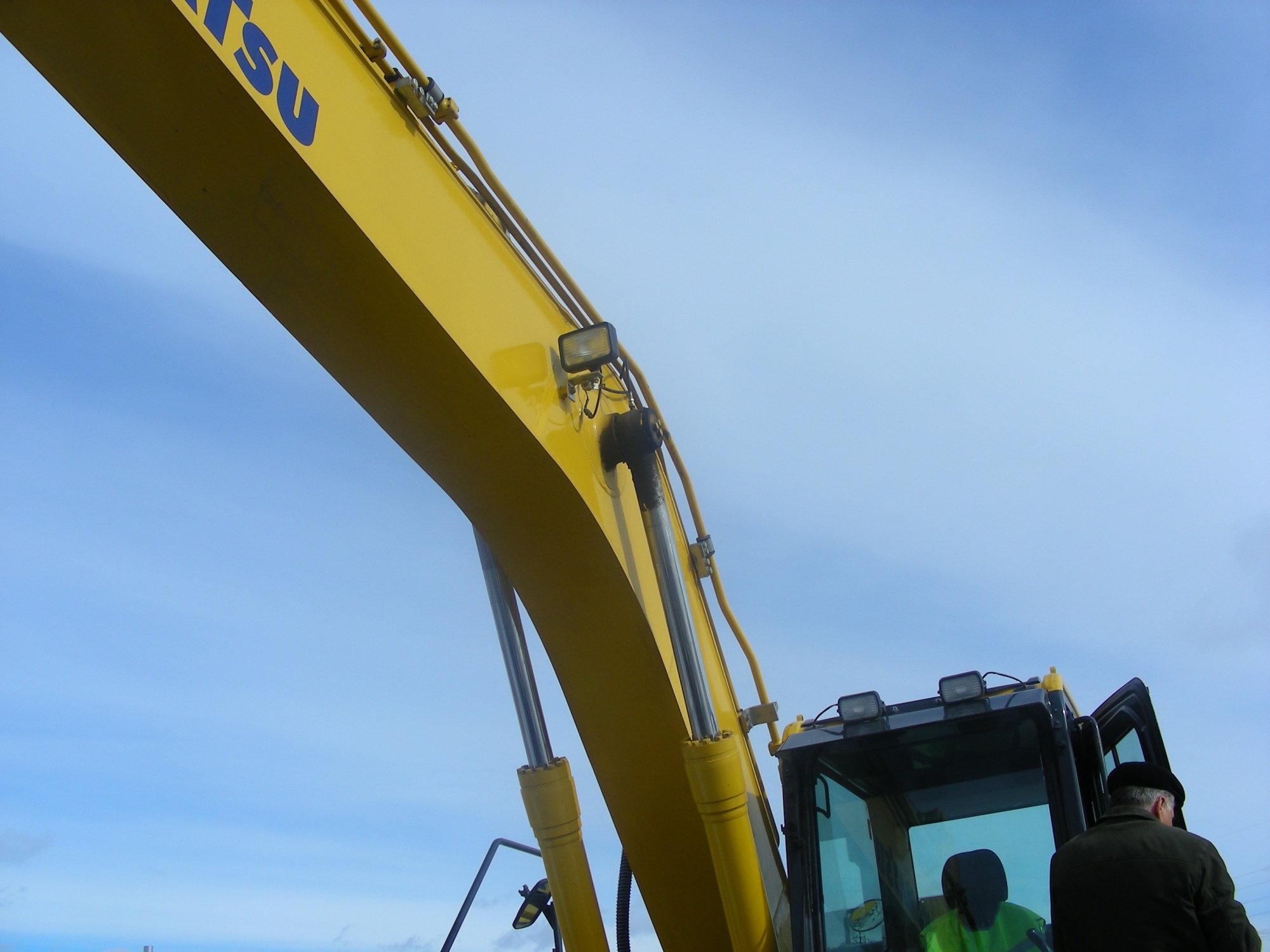 гусеничный экскаватор Komatsu PC220 купить в компании Рабочие Машины