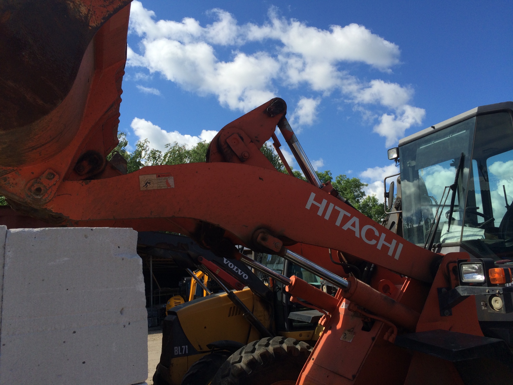 Погрузчик фронтальный HITACHI  LX110-7 купить в компании Рабочие Машины