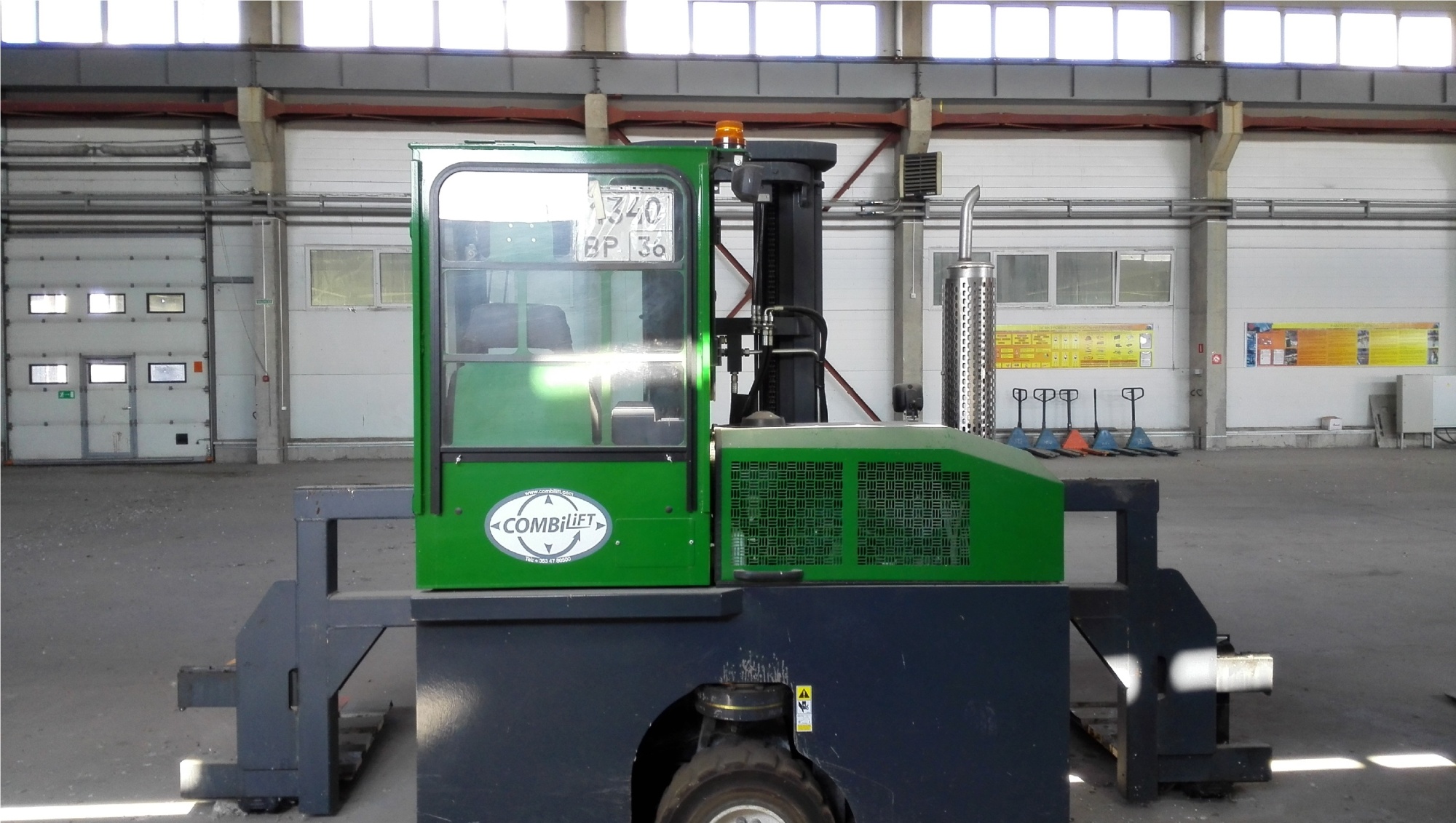 Мини - погрузчик (боковой погрузчик) COMBILIFT C2500 купить в компании Рабочие Машины