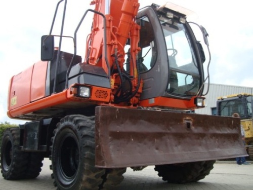 Колесный экскаватор Hitachi ZX160W купить в компании Рабочие Машины
