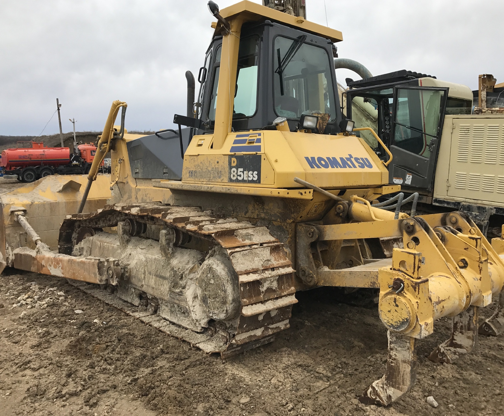 Бульдозер KOMATSU D 85E-212012 г купить в компании Рабочие Машины