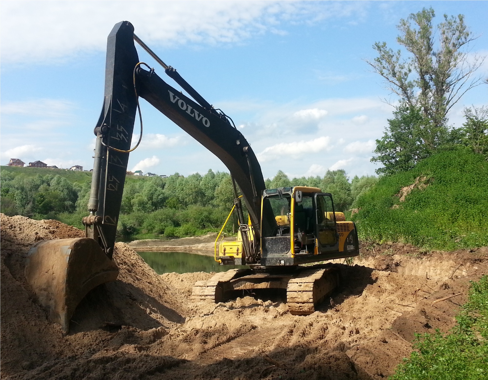 Гусеничный экскаватор VOLVO EC210B купить в компании Рабочие Машины