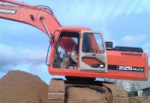 Гусеничный экскаватор DOOSAN / DAEWOO SOLAR 225NLCV купить в компании Рабочие Машины
