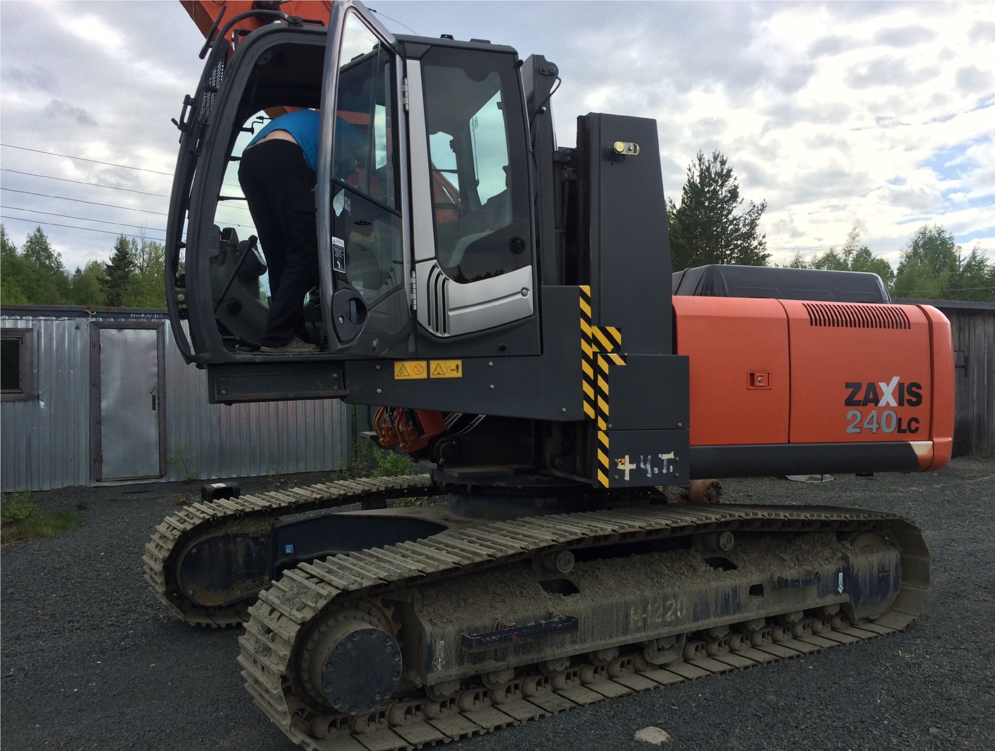 Перегружатель HITACHI ZX240LC купить в компании Рабочие Машины