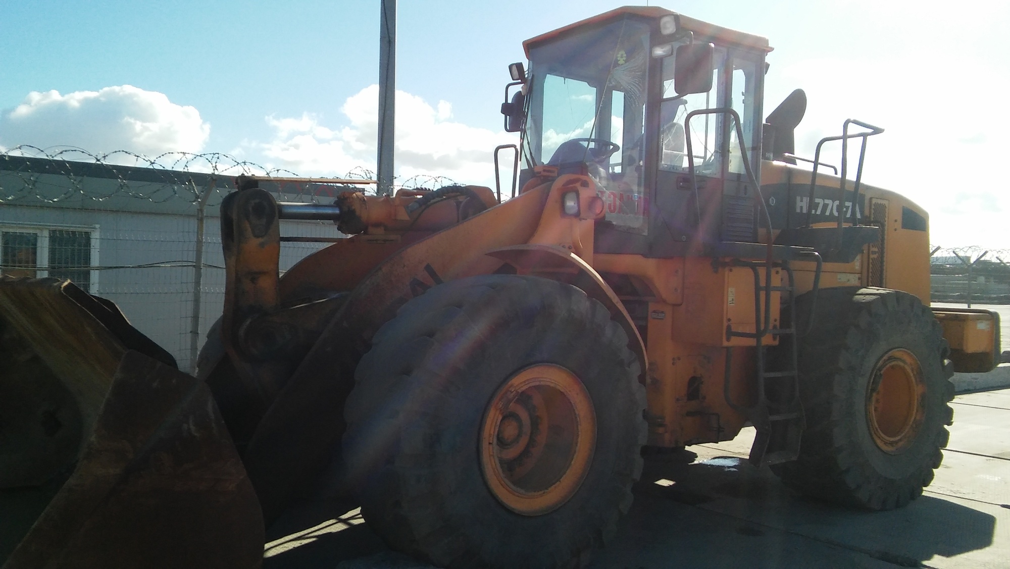 Фронтальный погрузчик HYUNDAI HL 770-7A 2008 года купить в компании Рабочие Машины