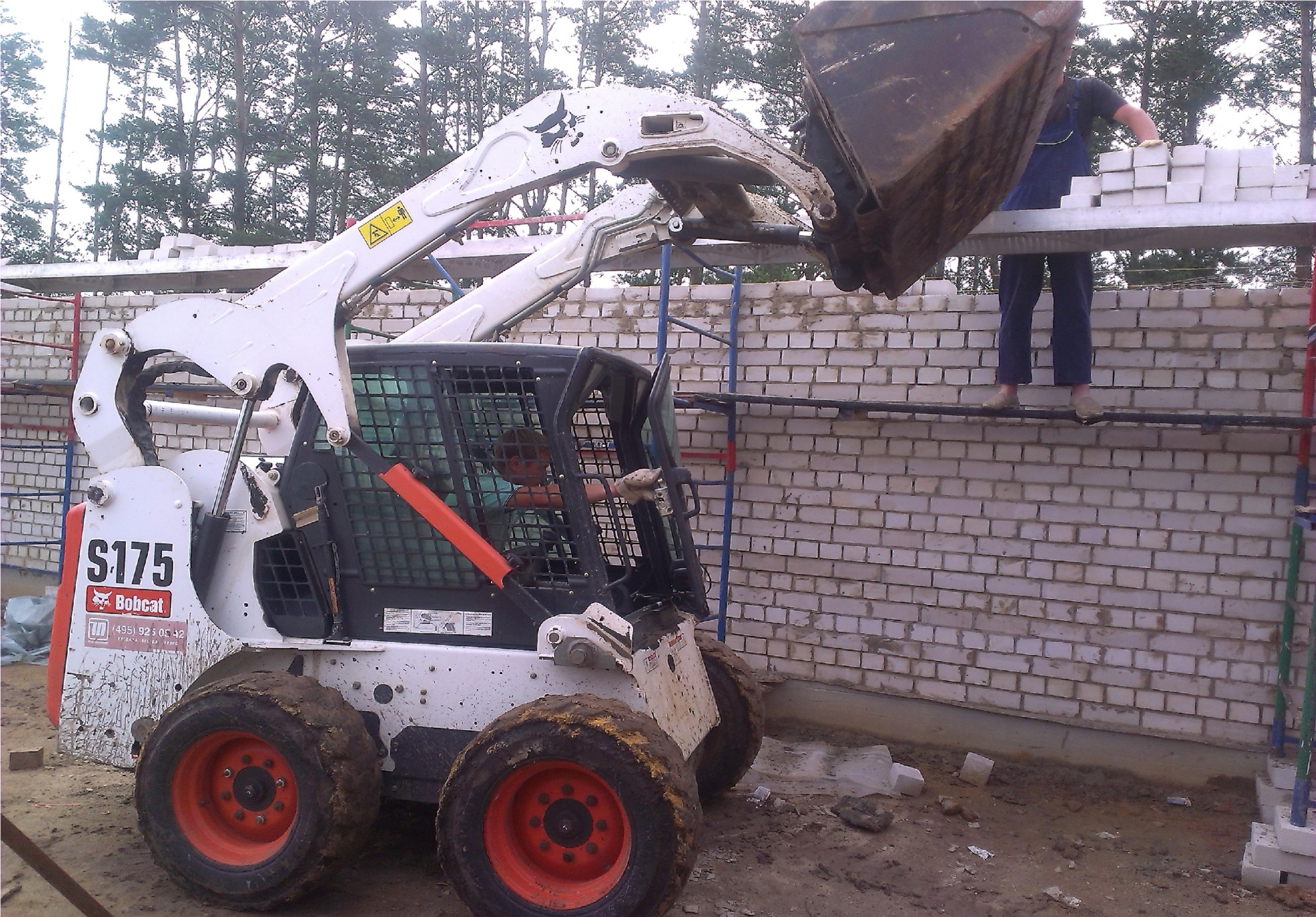 Мини-погрузчик с бортовым поворотом BOBCAT S175 купить в компании Рабочие Машины