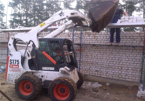 Мини-погрузчик с бортовым поворотом BOBCAT S175 купить в компании Рабочие Машины
