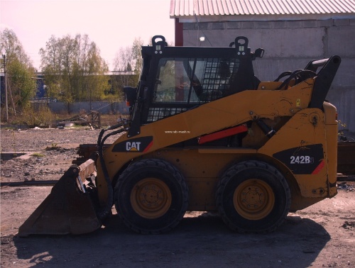 Мини - погрузчик с бортовым поворотом CATERPILLAR 242В купить в компании Рабочие Машины