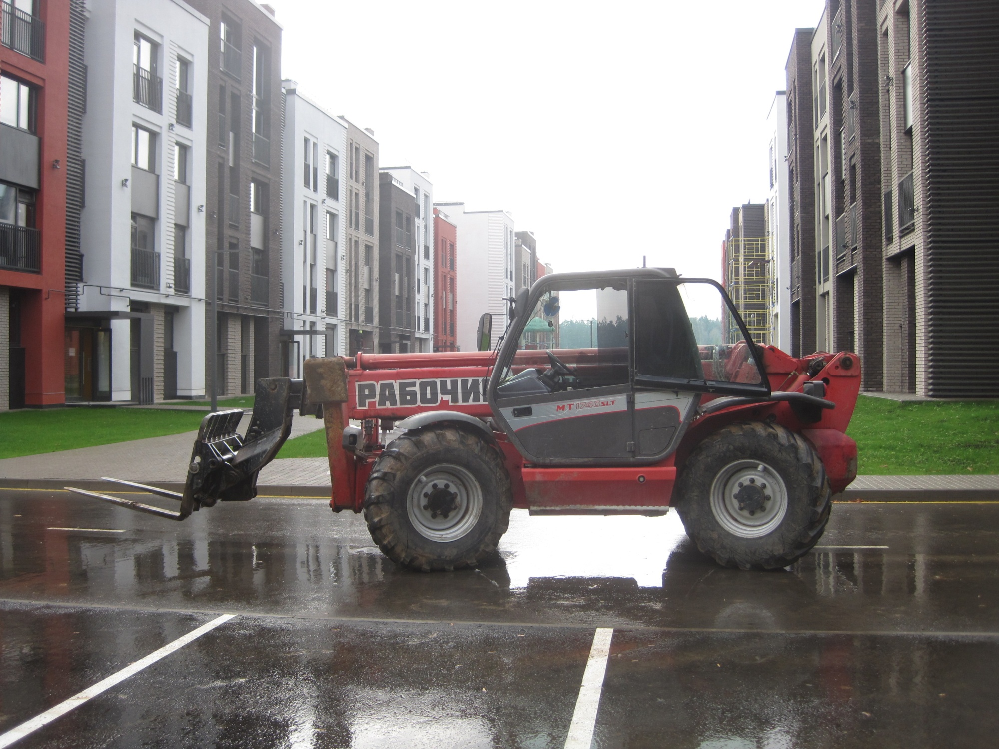 Телескопический погрузчик Manitou 1740 купить в компании Рабочие Машины