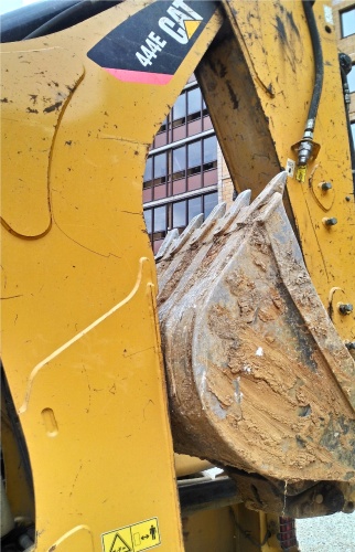 Экскаватор-погрузчик CATERPILLAR 444E купить в компании Рабочие Машины