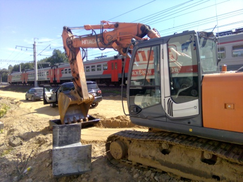 Гусеничный экскаватор HITACHI ZAXIS 240-3 купить в компании Рабочие Машины