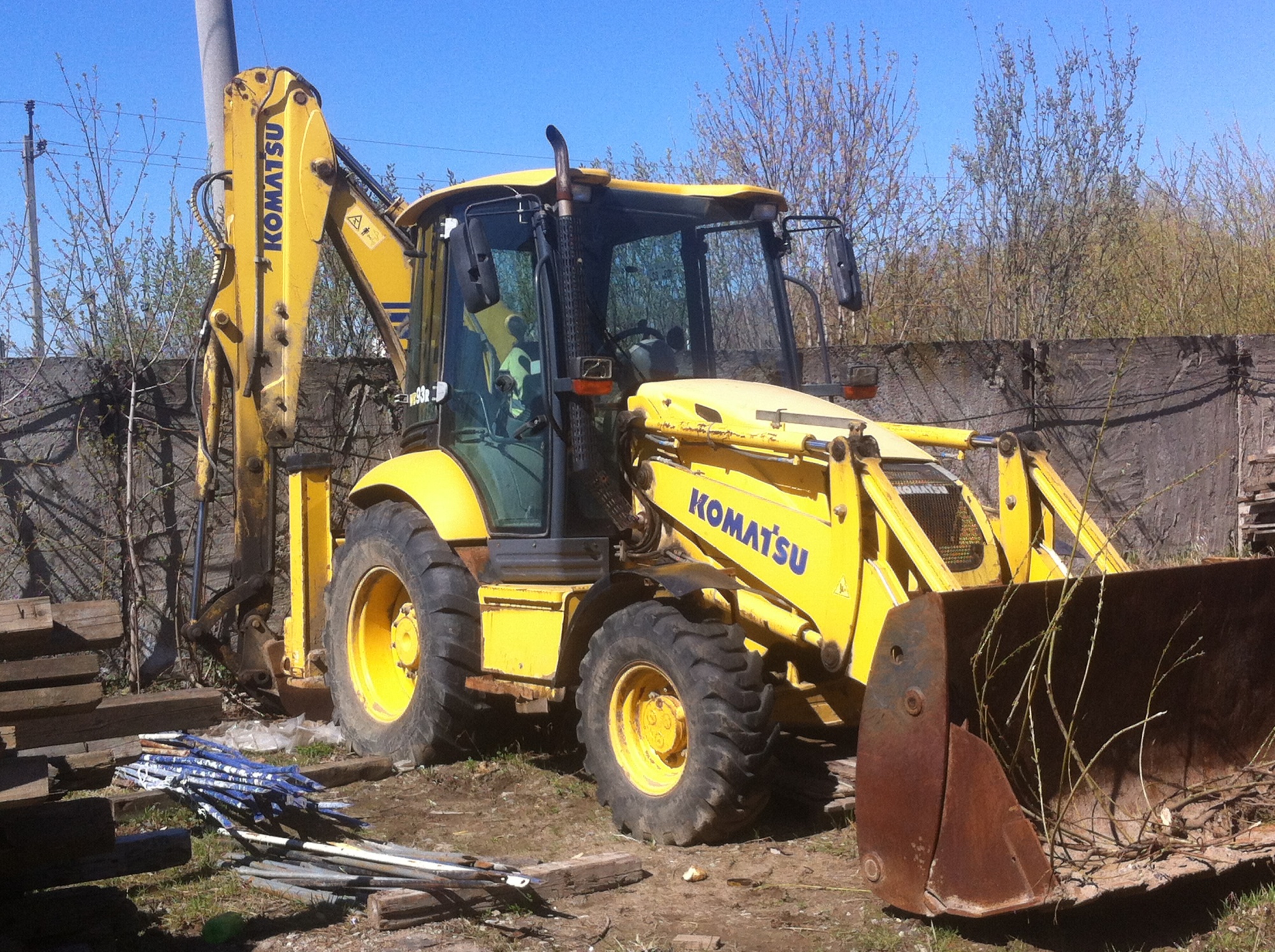 Экскаватор-погрузчик Komatsu WB93R купить в компании Рабочие Машины