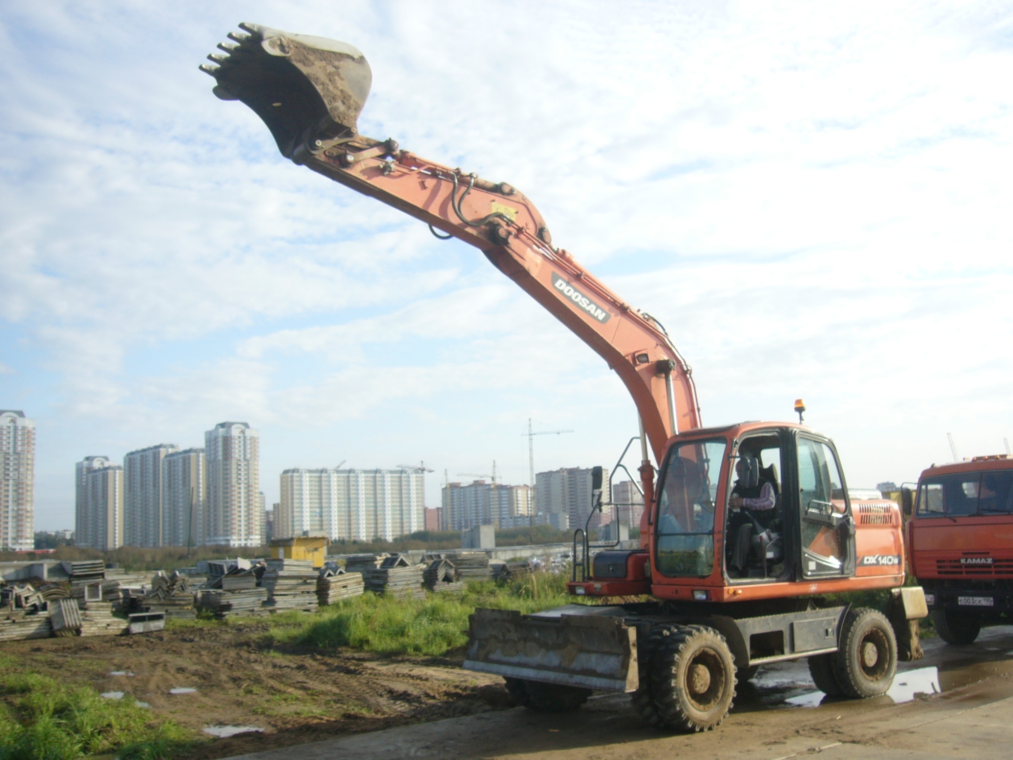 экскаватор колесный DOOSAN 140 W купить в компании Рабочие Машины