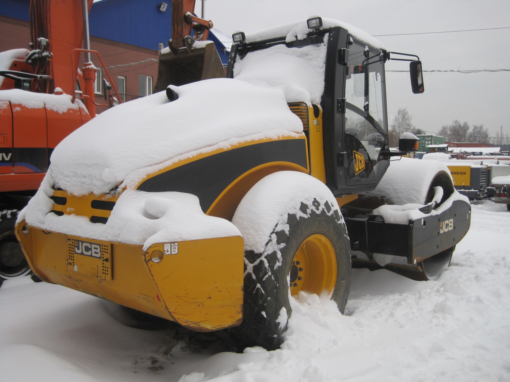 Каток дорожный JCB VIBROMAX VM 166D купить в компании Рабочие Машины