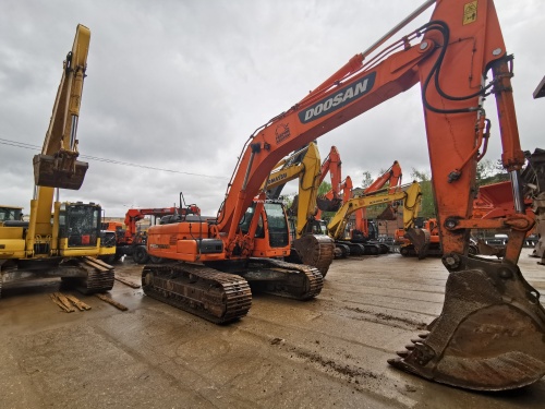 Гусеничный экскаватор Doosan 300 купить в компании Рабочие Машины