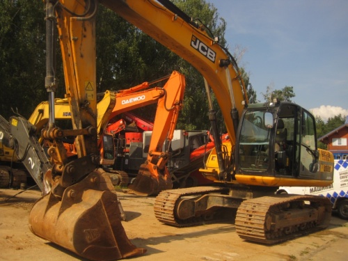 Гусеничный экскаватор JCB JS 220S купить в компании Рабочие Машины
