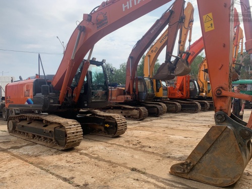 Гусеничный экскаватор Hitachi ZX210 купить в компании Рабочие Машины