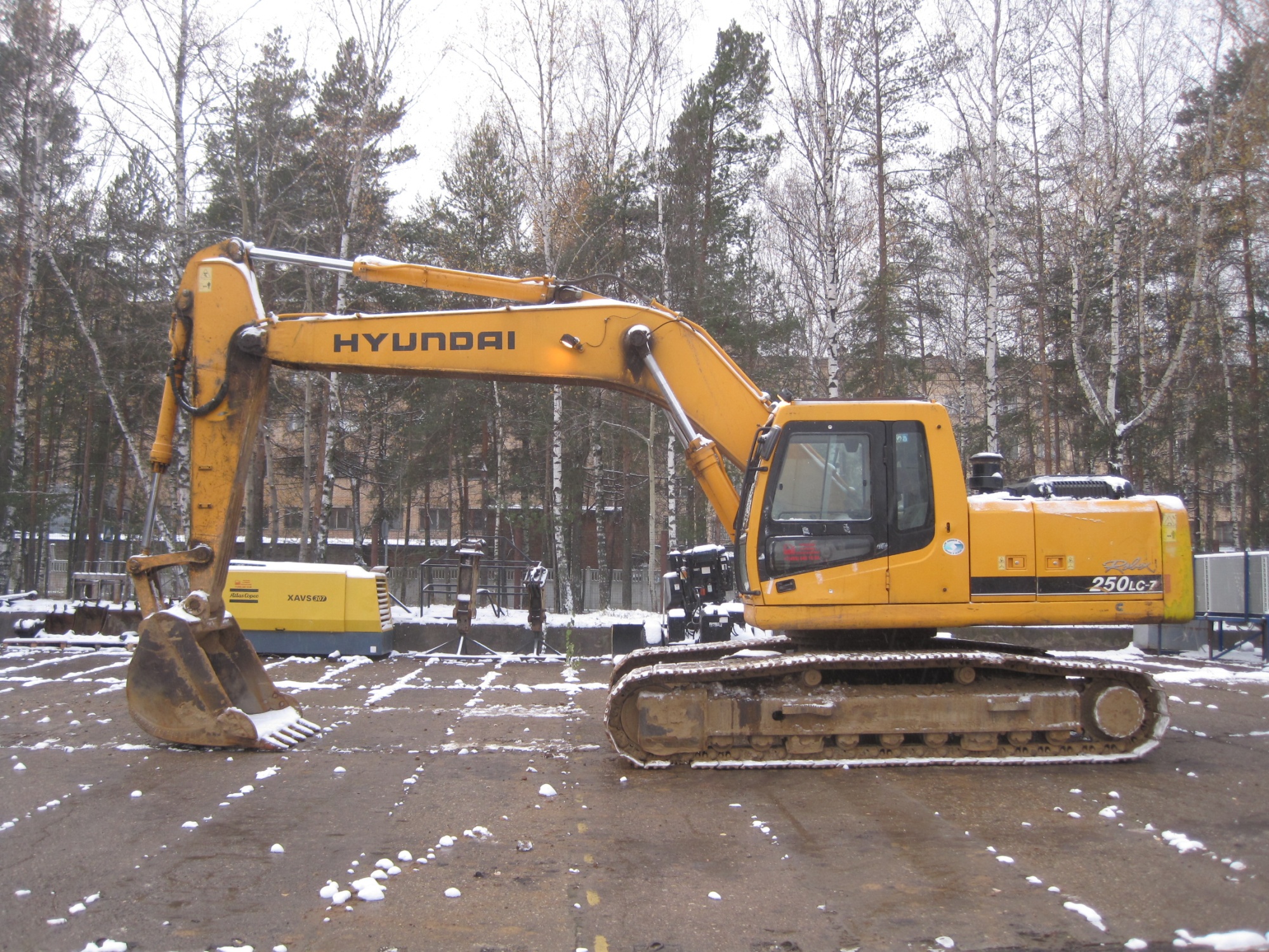 Гусеничный экскаватор HYUNDAI R 250NLC-3 купить в компании Рабочие Машины