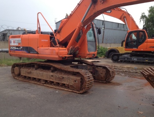 Экскаватор гусеничный Doosan 225NLC купить в компании Рабочие Машины