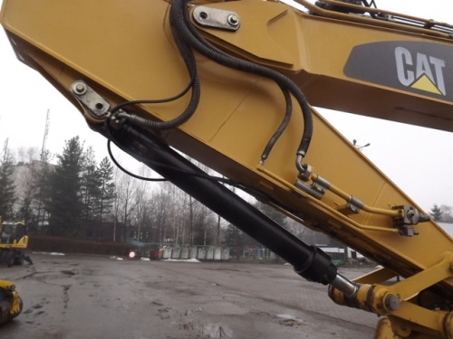Экскаватор гусеничный Caterpillar 323 DL купить в компании Рабочие Машины