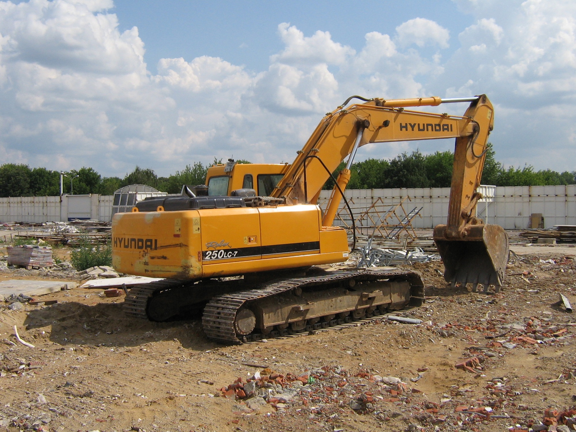 Гусеничный экскаватор HYUNDAI R 250LC-7 купить в компании Рабочие Машины