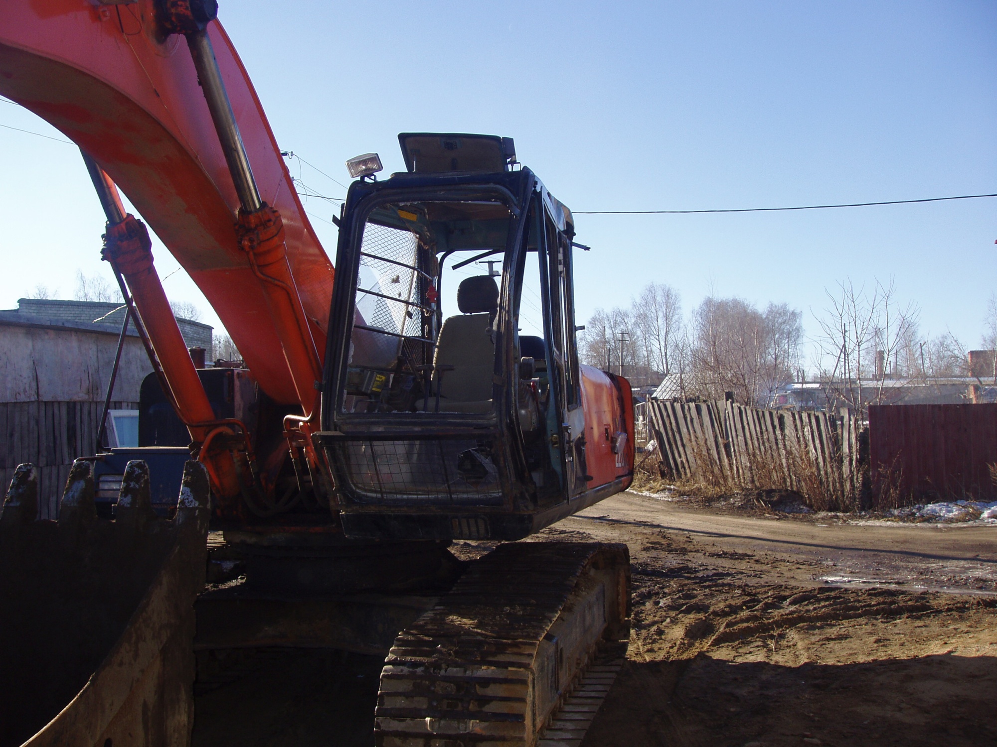 Экскаватор гусеничный Hitachi ЕX220 купить в компании Рабочие Машины