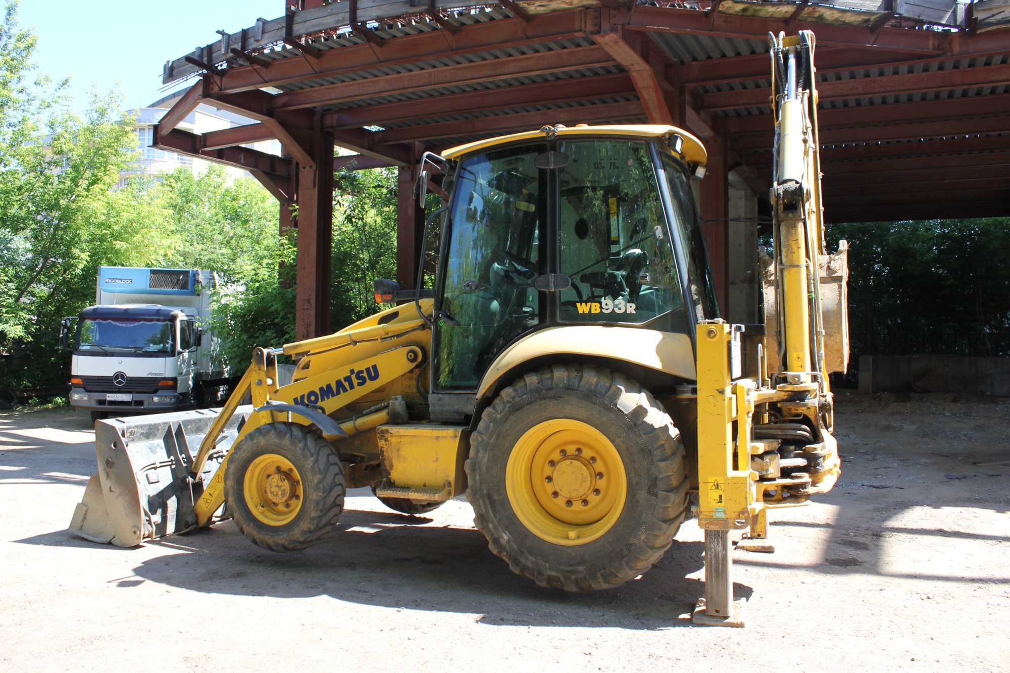 Экскаватор - погрузчик KOMATSU WB93R купить в компании Рабочие Машины