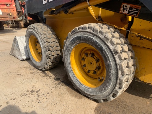 Мини-погрузчик John Deere 318D купить в компании Рабочие Машины