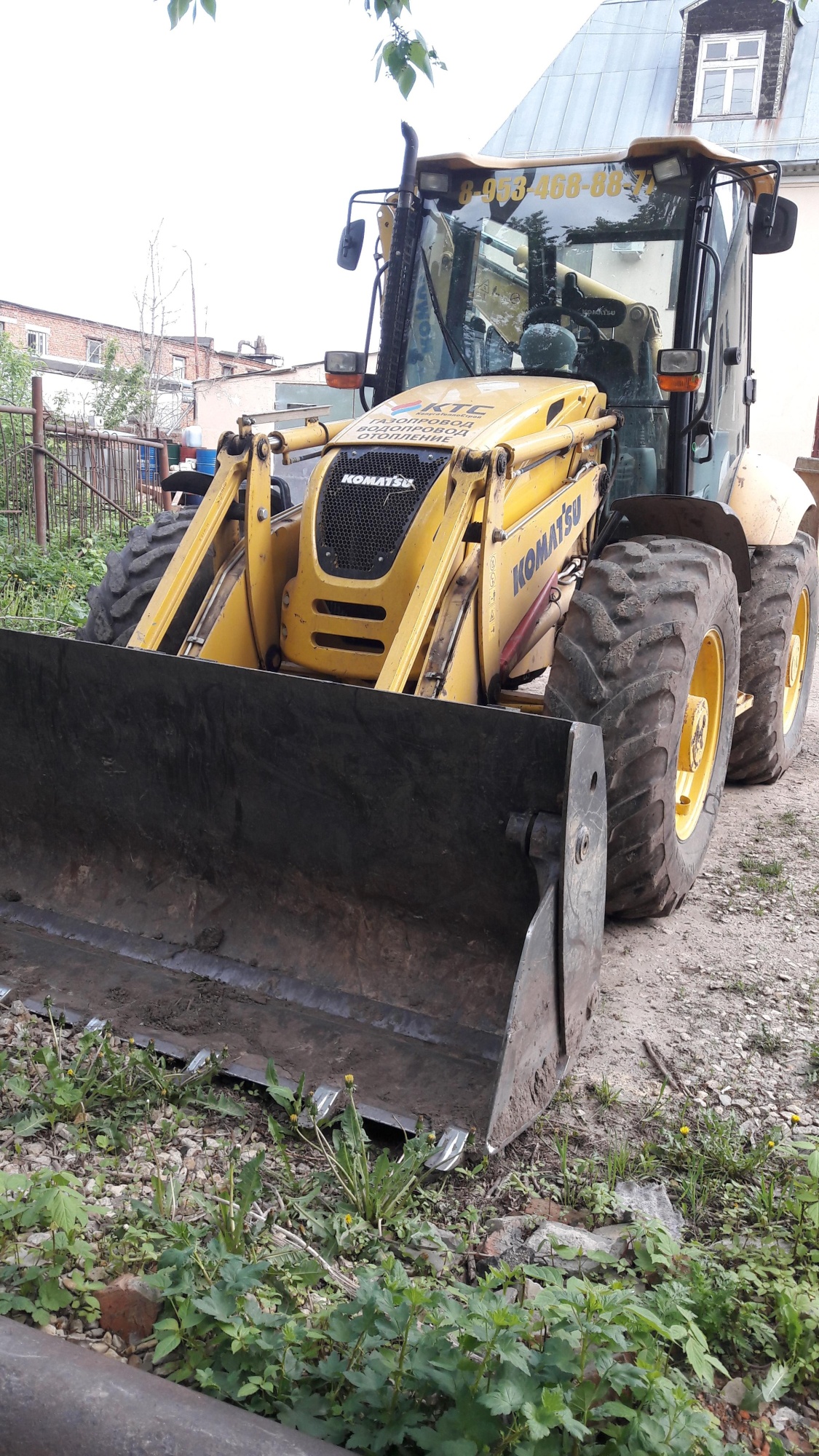 Экскаватор - погрузчик KOMATSU WB93S-5 2014 года купить в компании Рабочие Машины